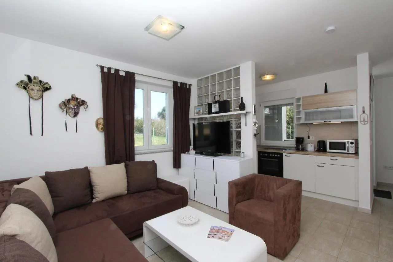 Apartment Adi روفينج 0*,