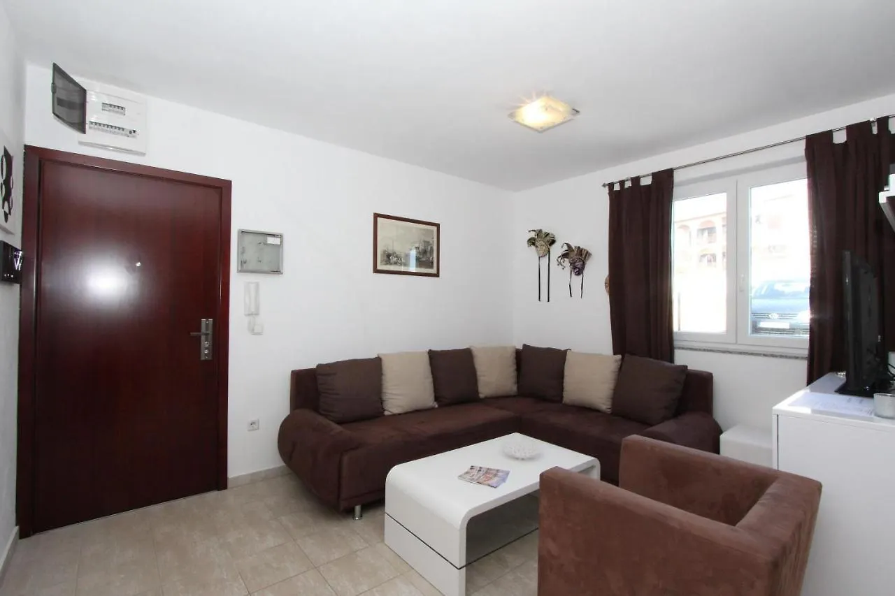 Apartment Adi روفينج